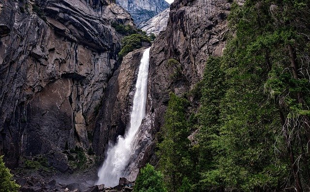 Your Perfect Yosemite April Itinerary: Waterfalls & Valley Shuttles
